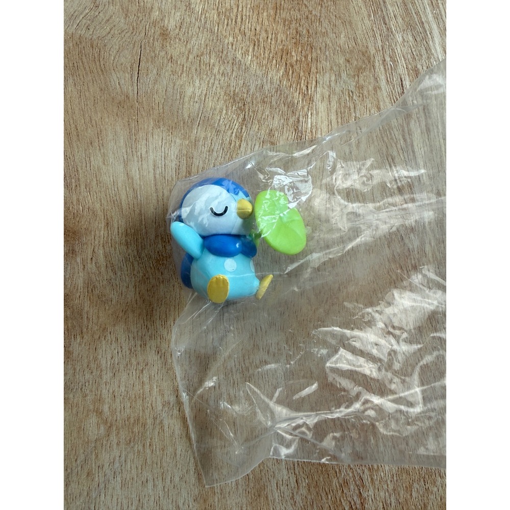 POKEMON Piplup Sleeping Mini Figure Unisex Blue Green Leaf 1.25"